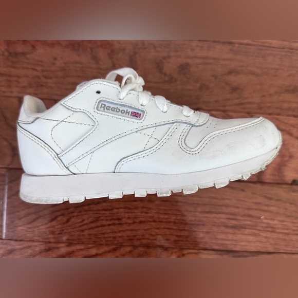 Reebok Kids White Retro Sneakers tennis shoes. Adorable - Picture 4 of 5